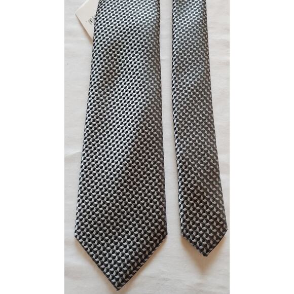 Michael Kors Men's Elegant 3D Silk Tie - Picture 6 of 7